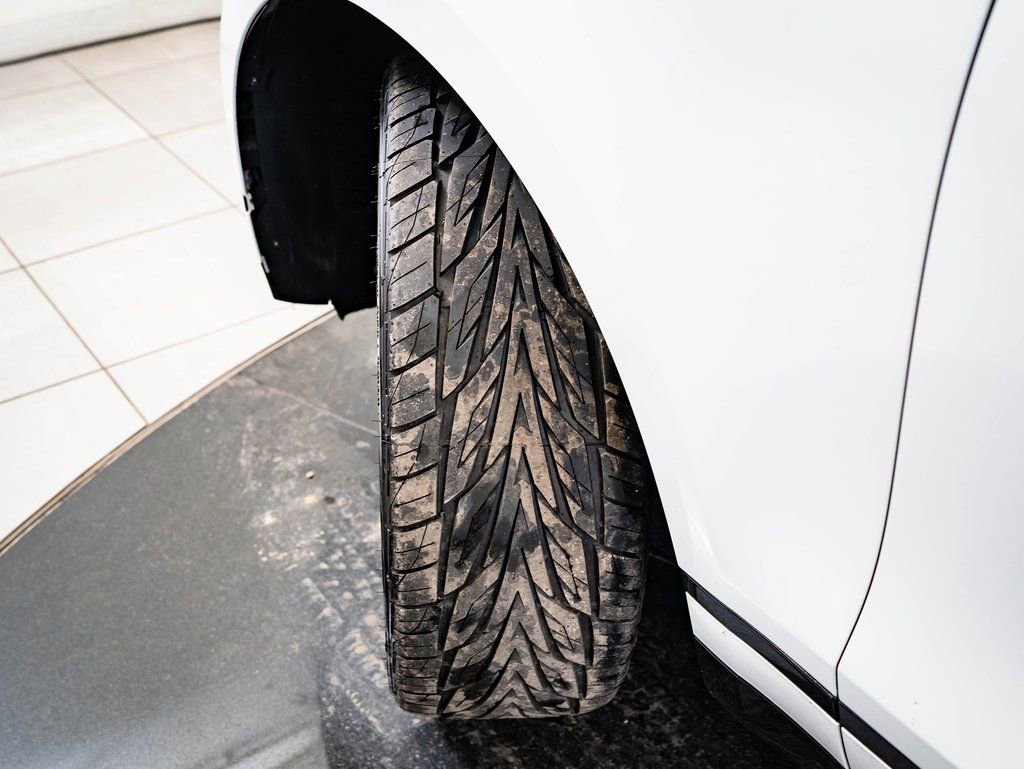 Used 2023 Land Rover Range Rover Velar R-Dynamic S image 40