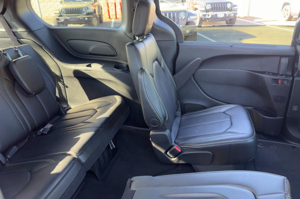 Used 2026 Chrysler Pacifica Select FWD image 13