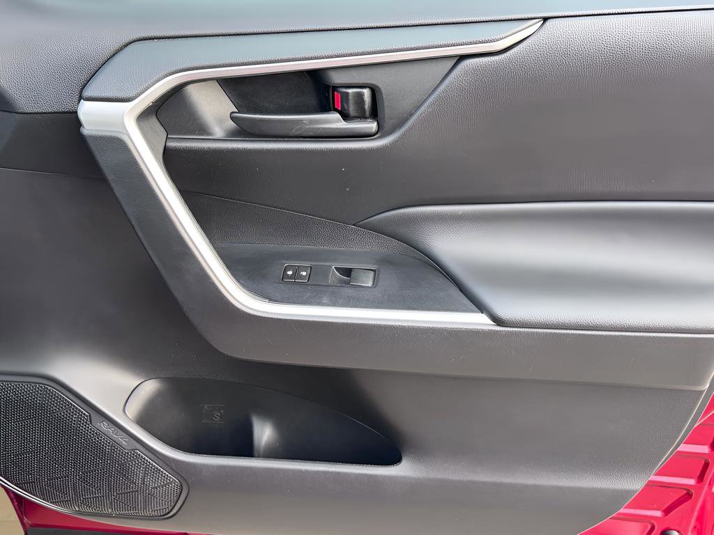Used 2020 Toyota RAV4 LE image 27