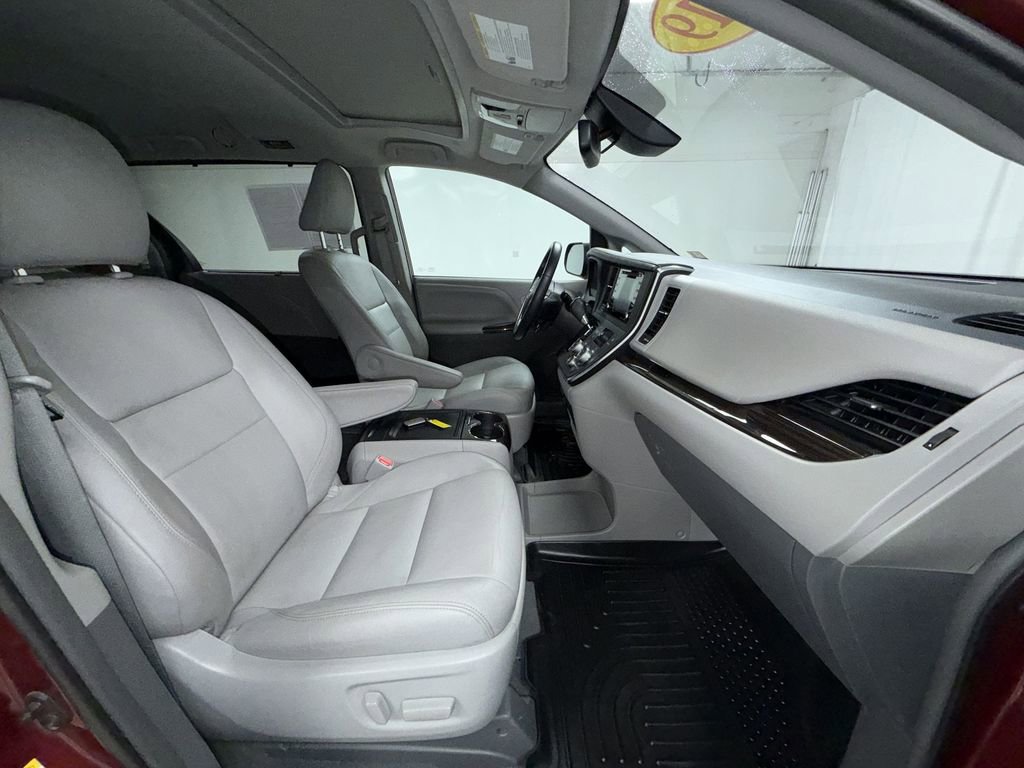 Used 2019 Toyota Sienna XLE FWD image 16