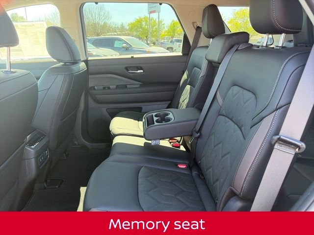 New 2026 Nissan Pathfinder Platinum image 13