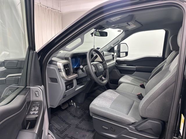 Used 2025 Ford F250 XLT w/ Black Appearance Package image 9