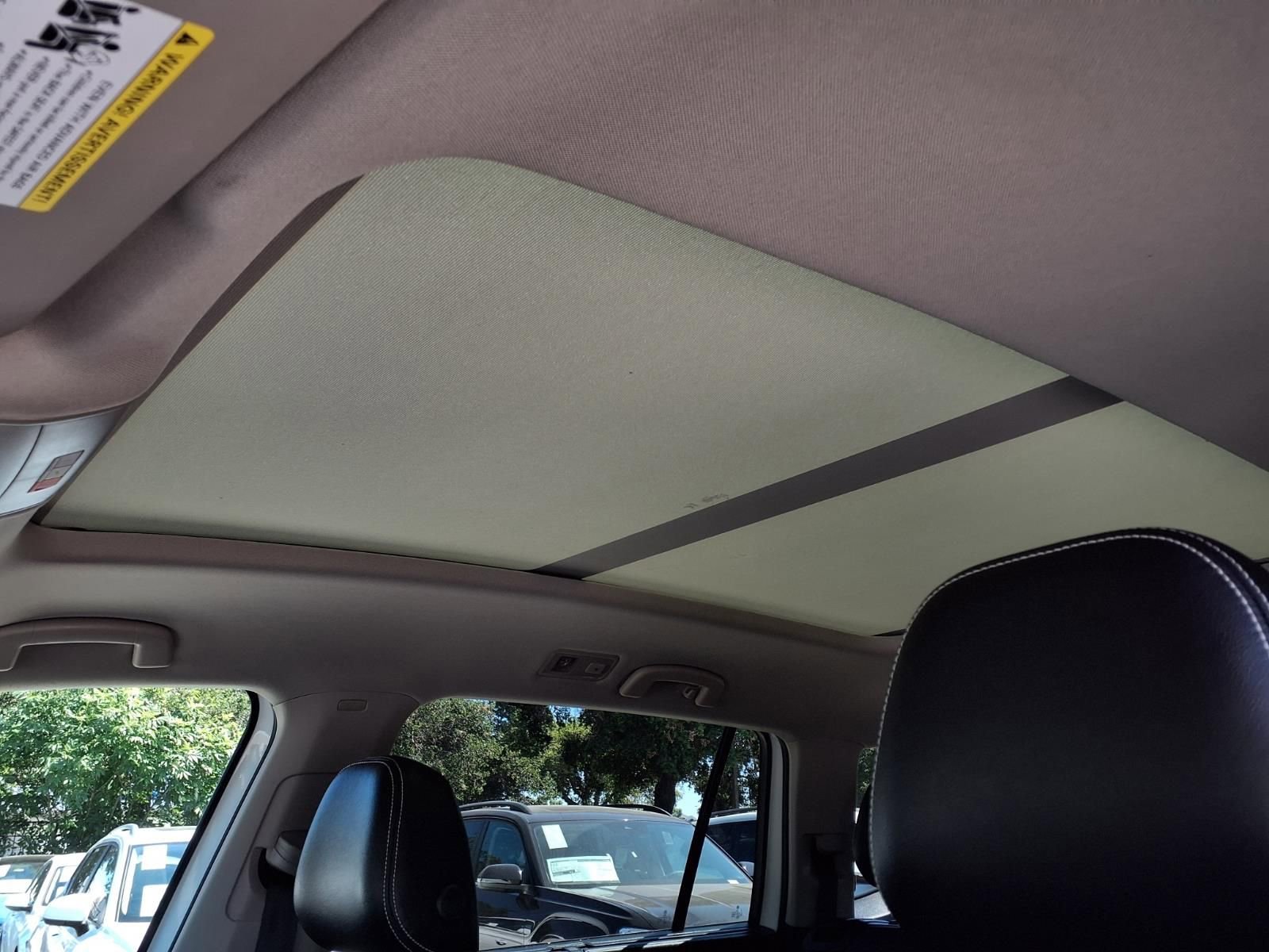 Used 2023 Volkswagen Atlas SE w/ Panoramic Sunroof Package image 17