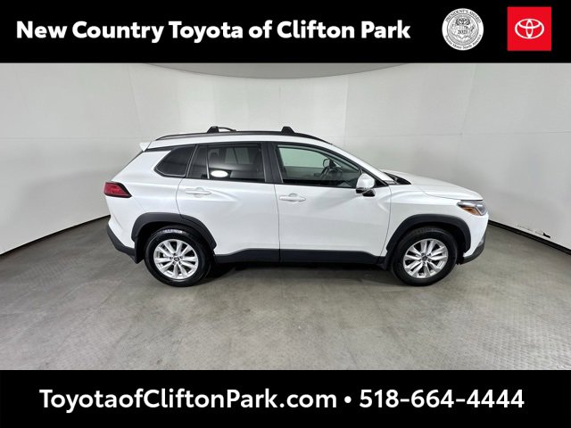 Used 2022 Toyota Corolla Cross LE image 2