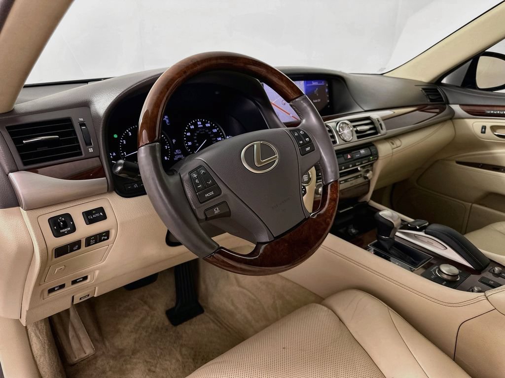 Used 2016 Lexus LS 460 w/ Comfort Package RWD image 9