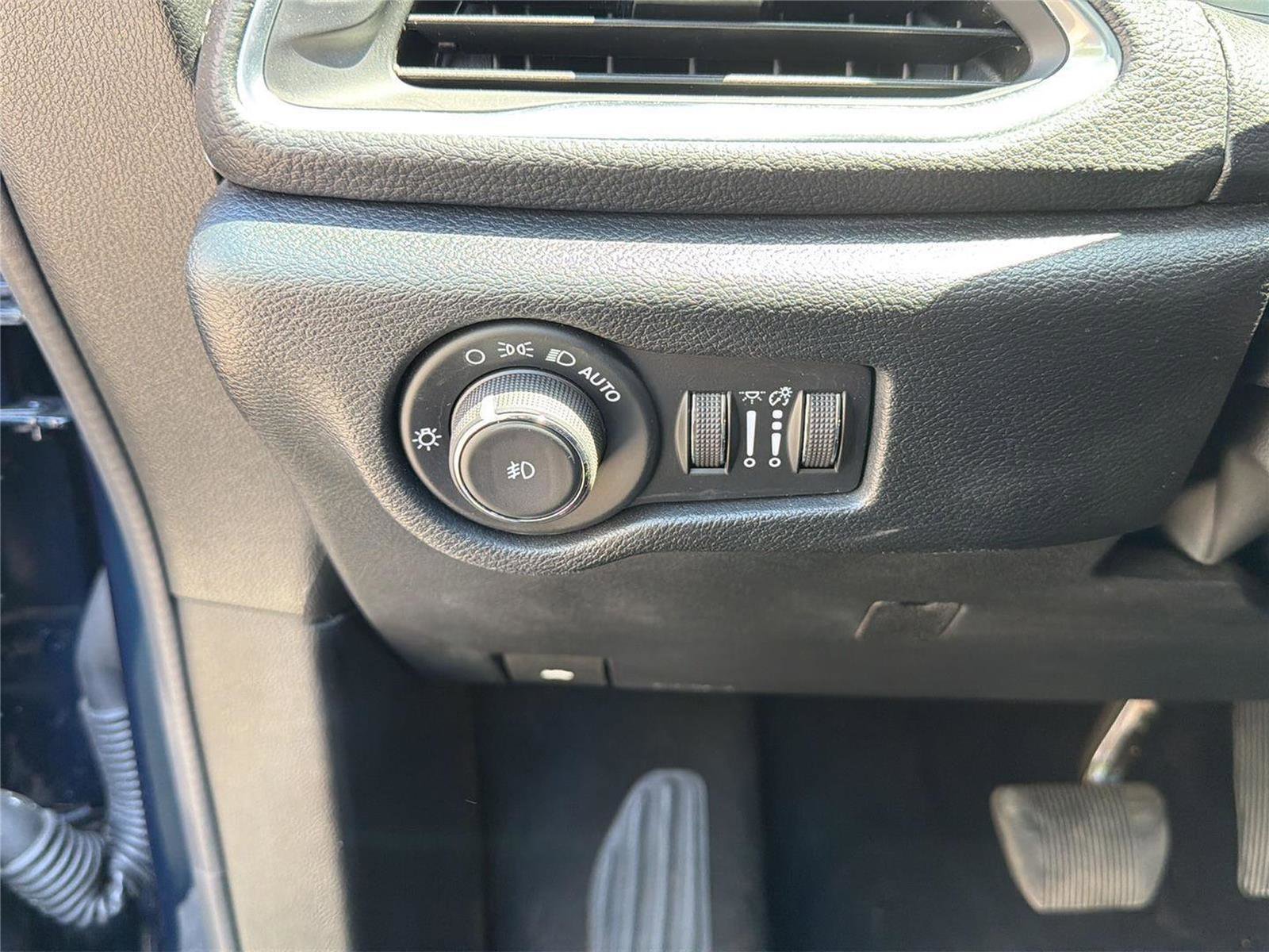 Used 2025 Chrysler Pacifica Limited FWD image 13