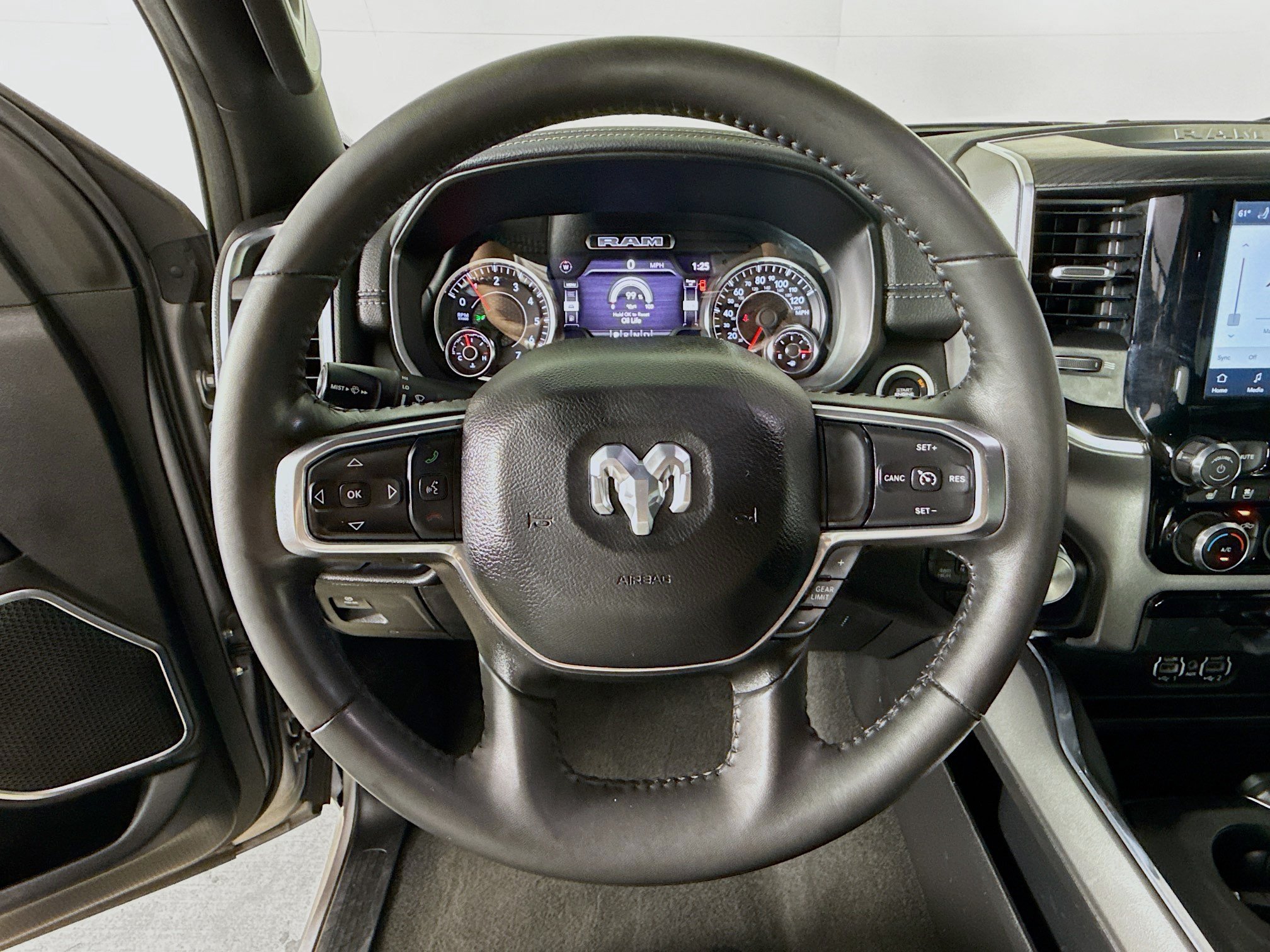 Used 2024 RAM 1500 Laramie AWD/4WD image 11