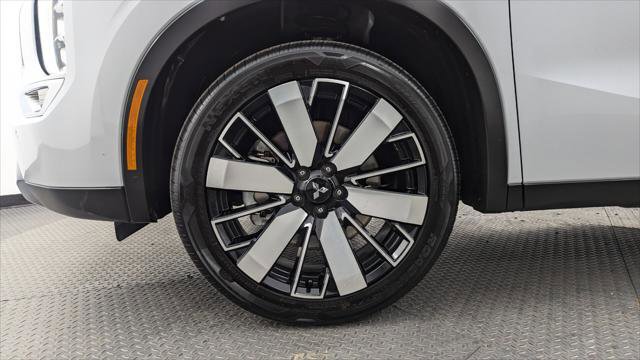Used 2025 Mitsubishi Outlander SE image 28