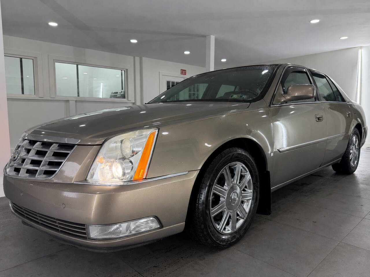 Used 2006 Cadillac DTS FWD image 1