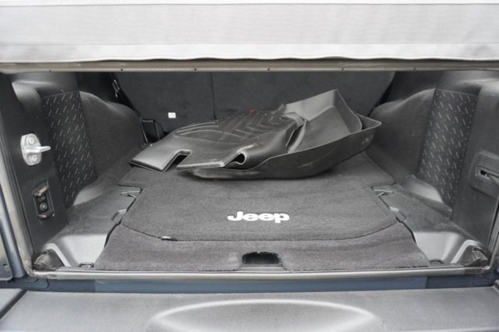 Used 2017 Jeep Wrangler Unlimited Sport image 9