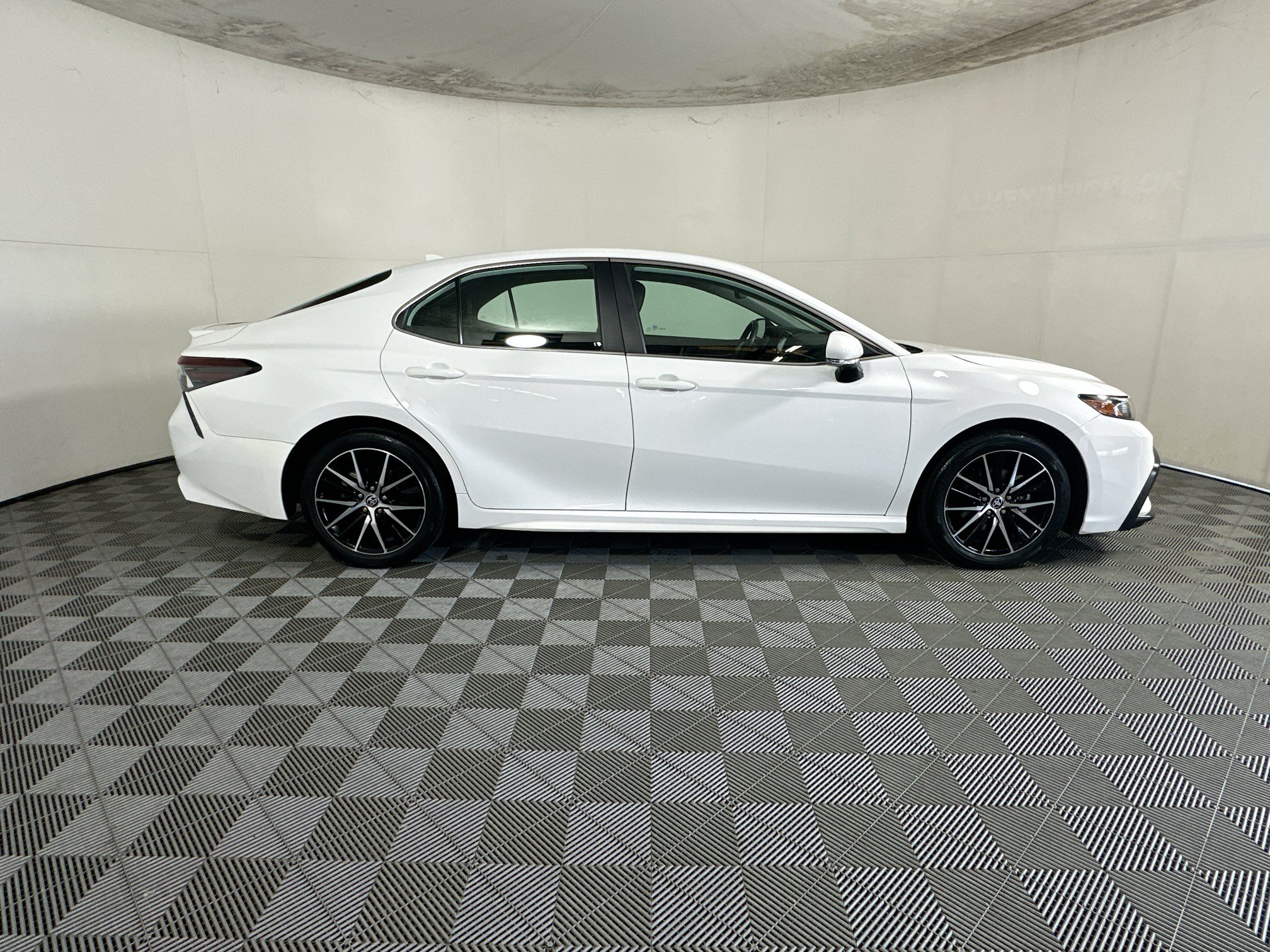 Used 2024 Toyota Camry SE w/ Convenience Package FWD image 2