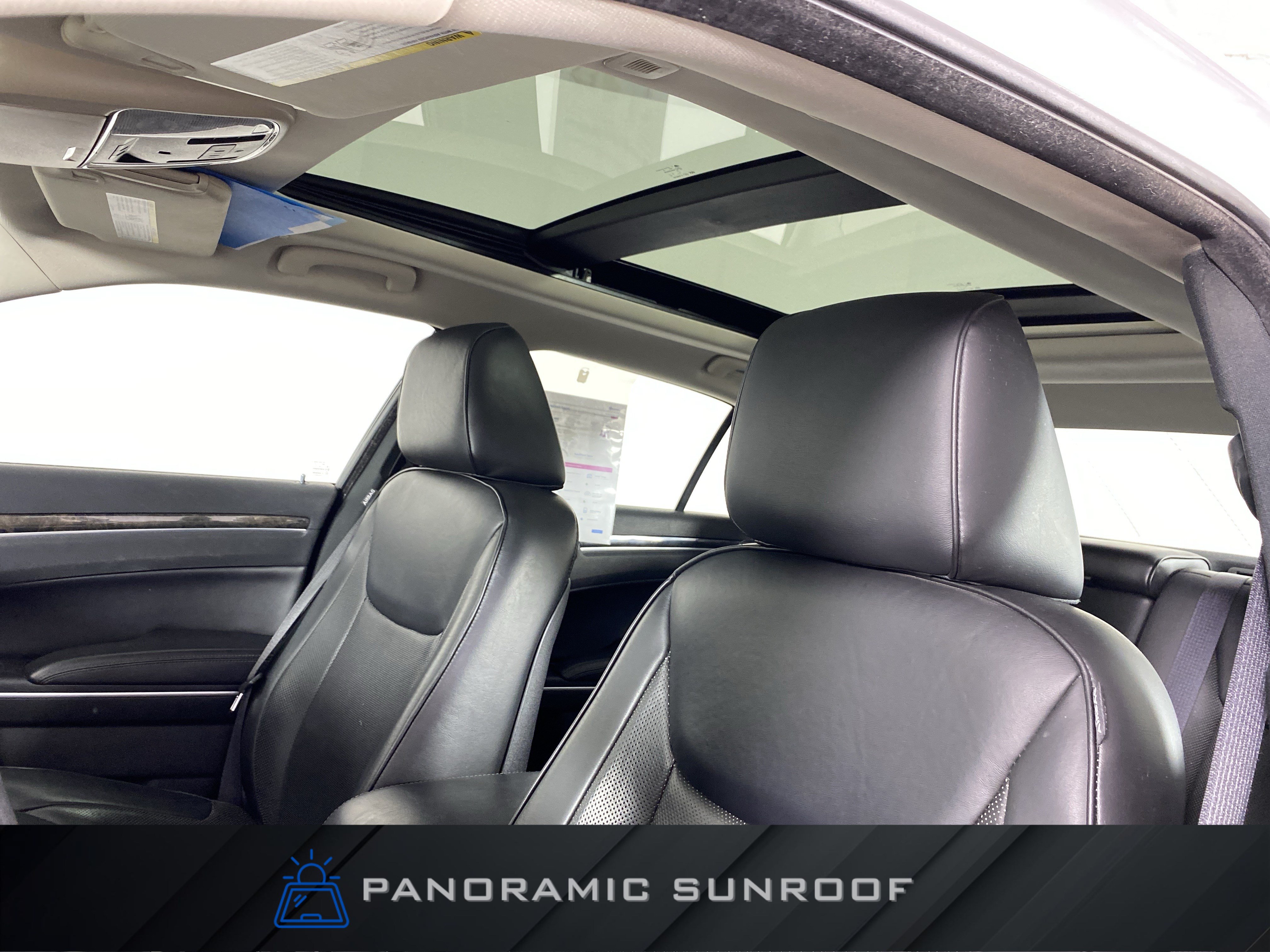 Used 2019 Chrysler 300 Limited RWD image 2