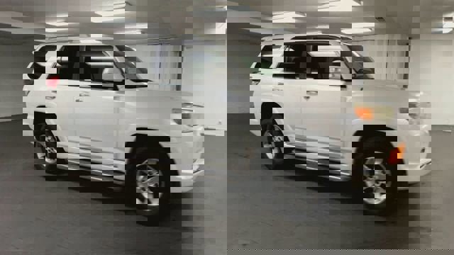 Used 2011 Toyota 4Runner SR5 w/ Convenience Pkg image 2