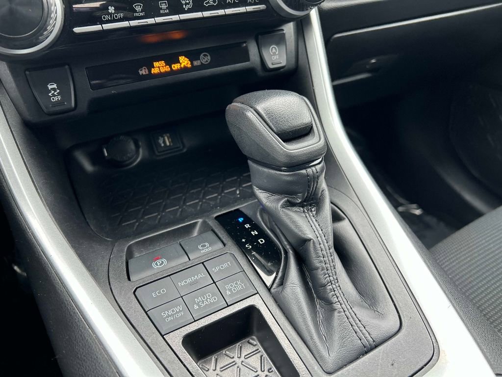 Used 2024 Toyota RAV4 LE image 31