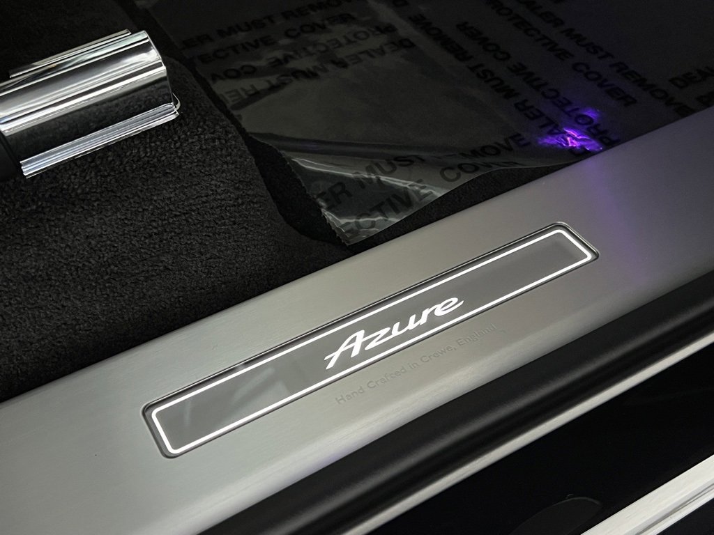 Used 2025 Bentley Bentayga image 24