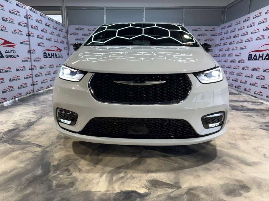 Used 2025 Chrysler Pacifica Select image 3