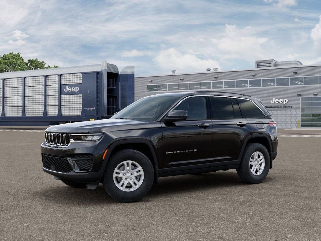 Used 2025 Jeep Grand Cherokee Laredo w/ MOPAR Finishing Package AWD/4WD image 2