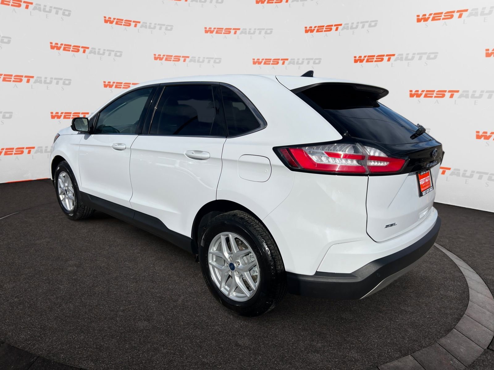 Used 2022 Ford Edge SEL w/ Convenience Package AWD/4WD image 3