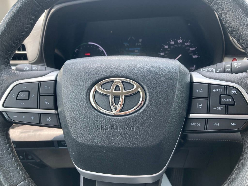 Used 2023 Toyota Sienna XLE FWD image 18