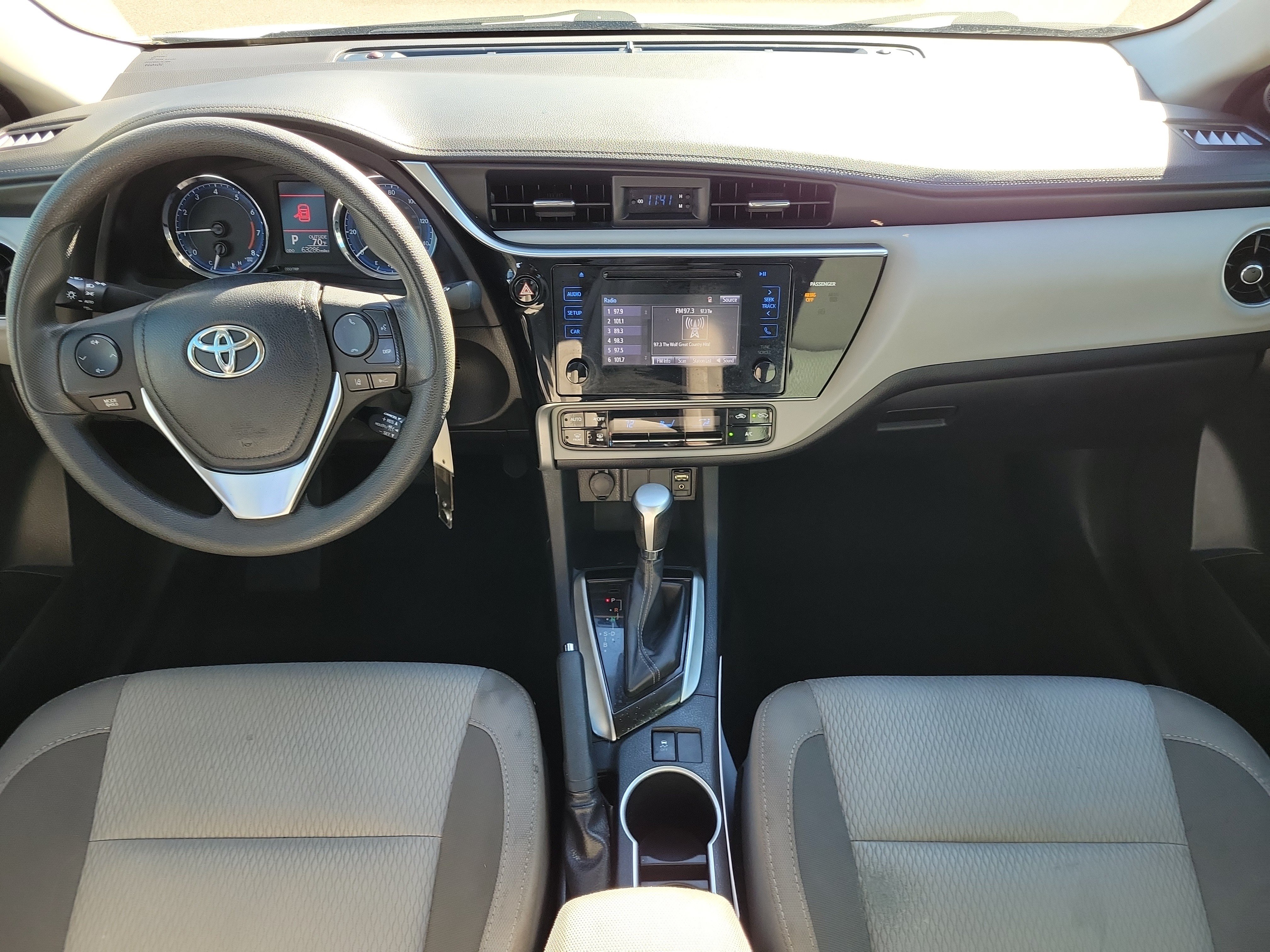 Used 2017 Toyota Corolla LE w/ Carpet Mat Package (TMS) FWD image 8