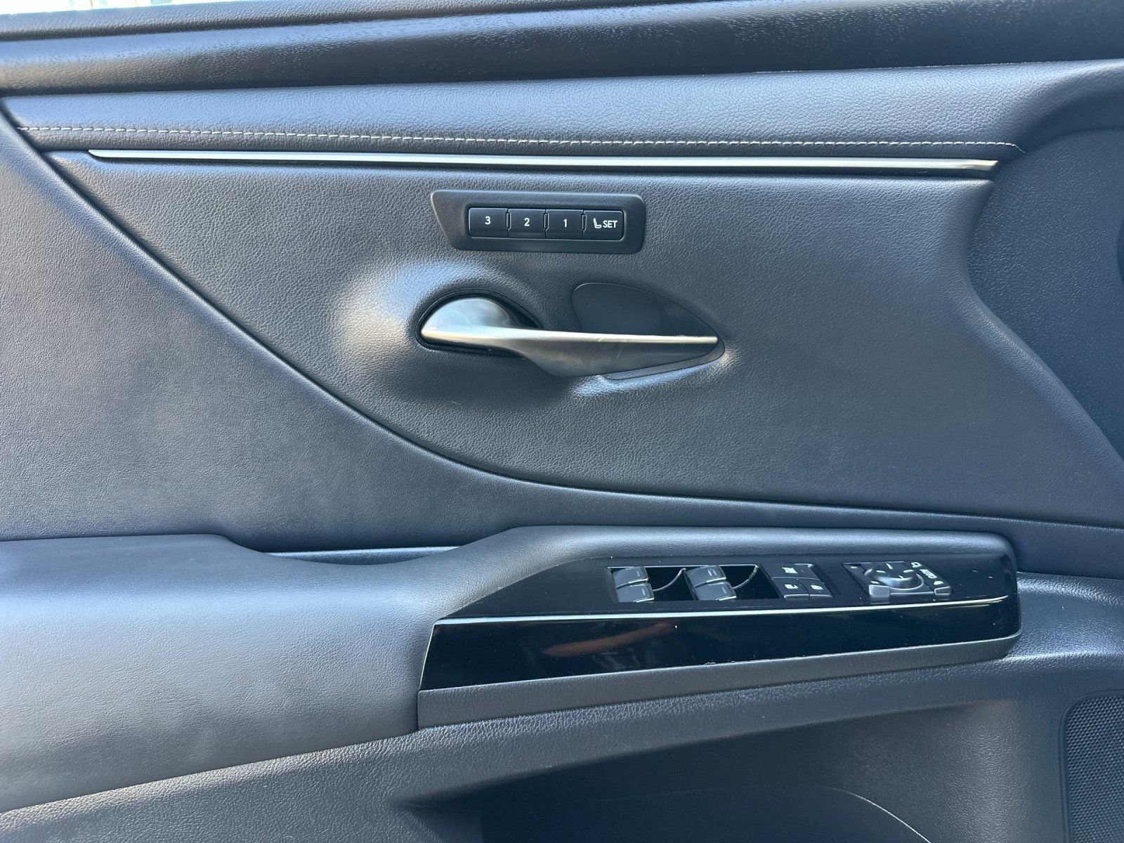 Used 2023 Lexus ES 350 w/ Premium Package image 11