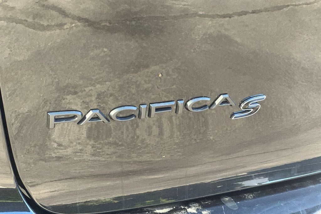 Used 2023 Chrysler Pacifica Touring-L w/ Uconnect Theater Family Group FWD image 28
