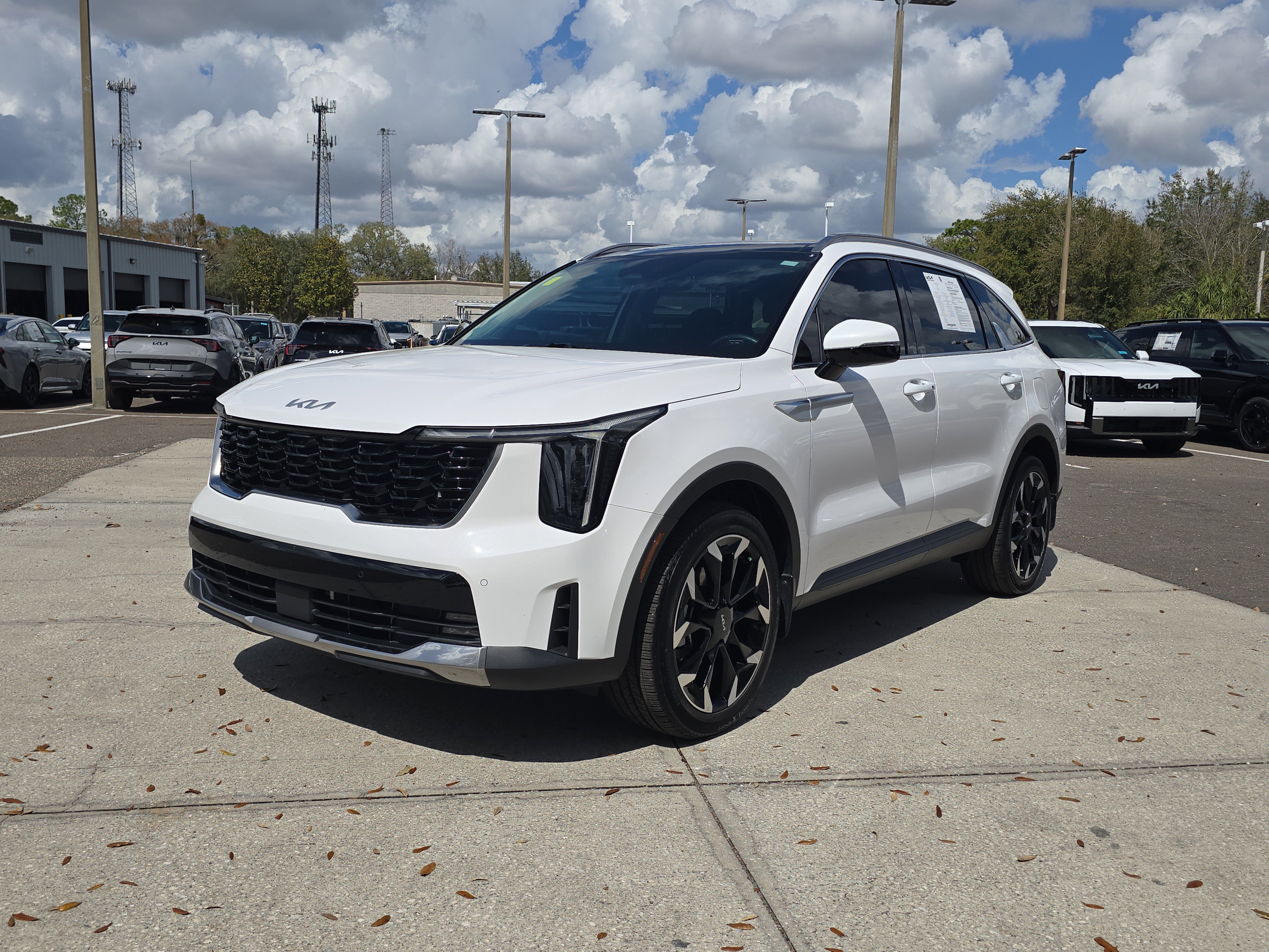 Used 2025 Kia Sorento EX w/ Panoramic Sunroof Package image 4
