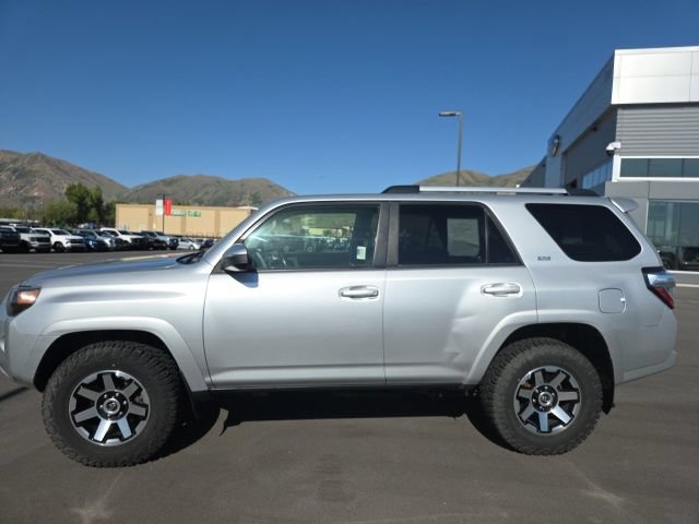 Used 2022 Toyota 4Runner SR5 AWD/4WD image 4