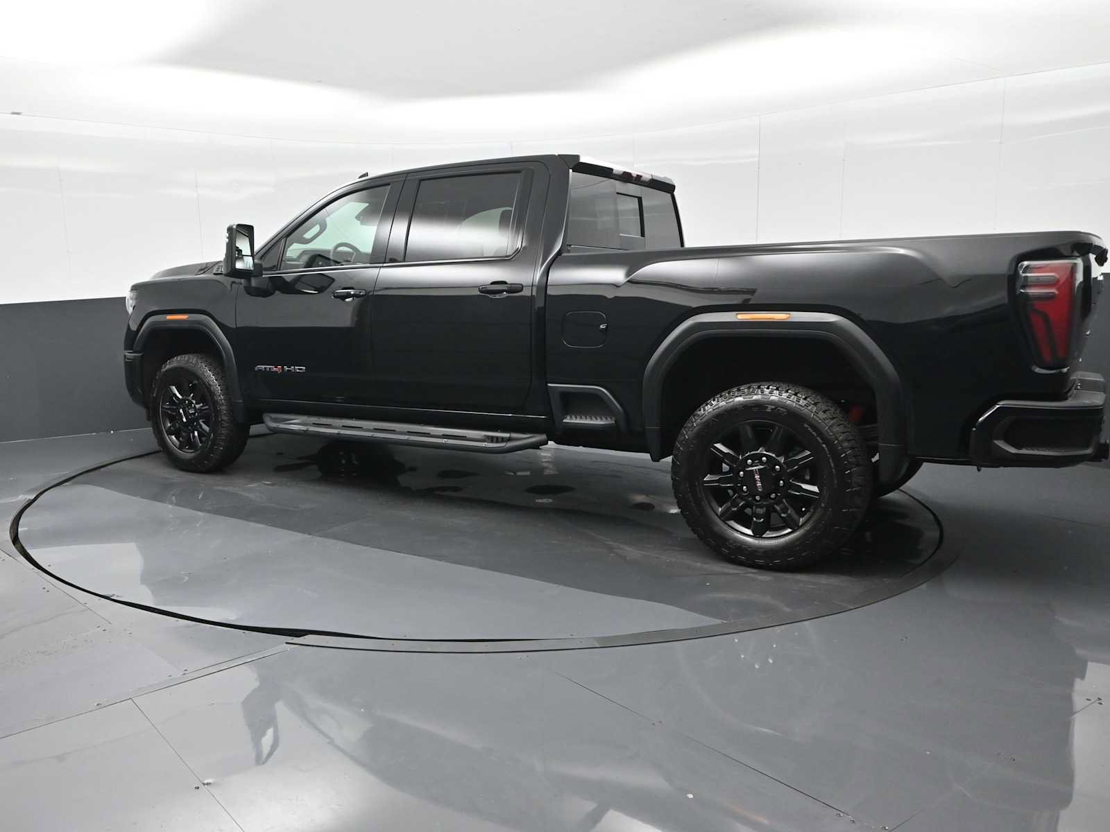 Used 2024 GMC Sierra 2500 AT4 w/ AT4 Preferred Package AWD/4WD image 6