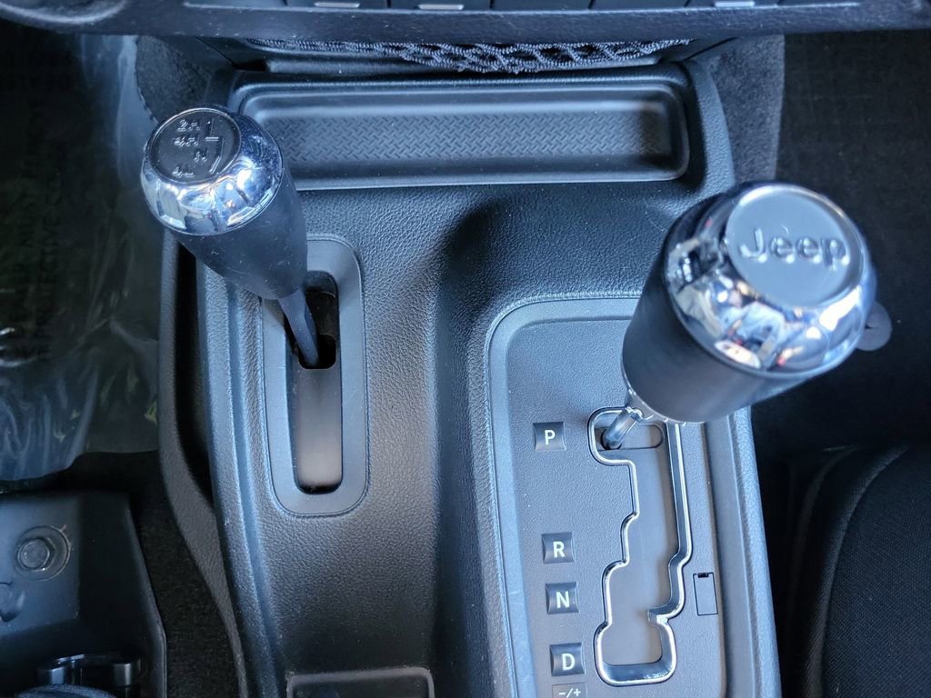 Used 2017 Jeep Wrangler Unlimited Sahara w/ Connectivity Group image 22