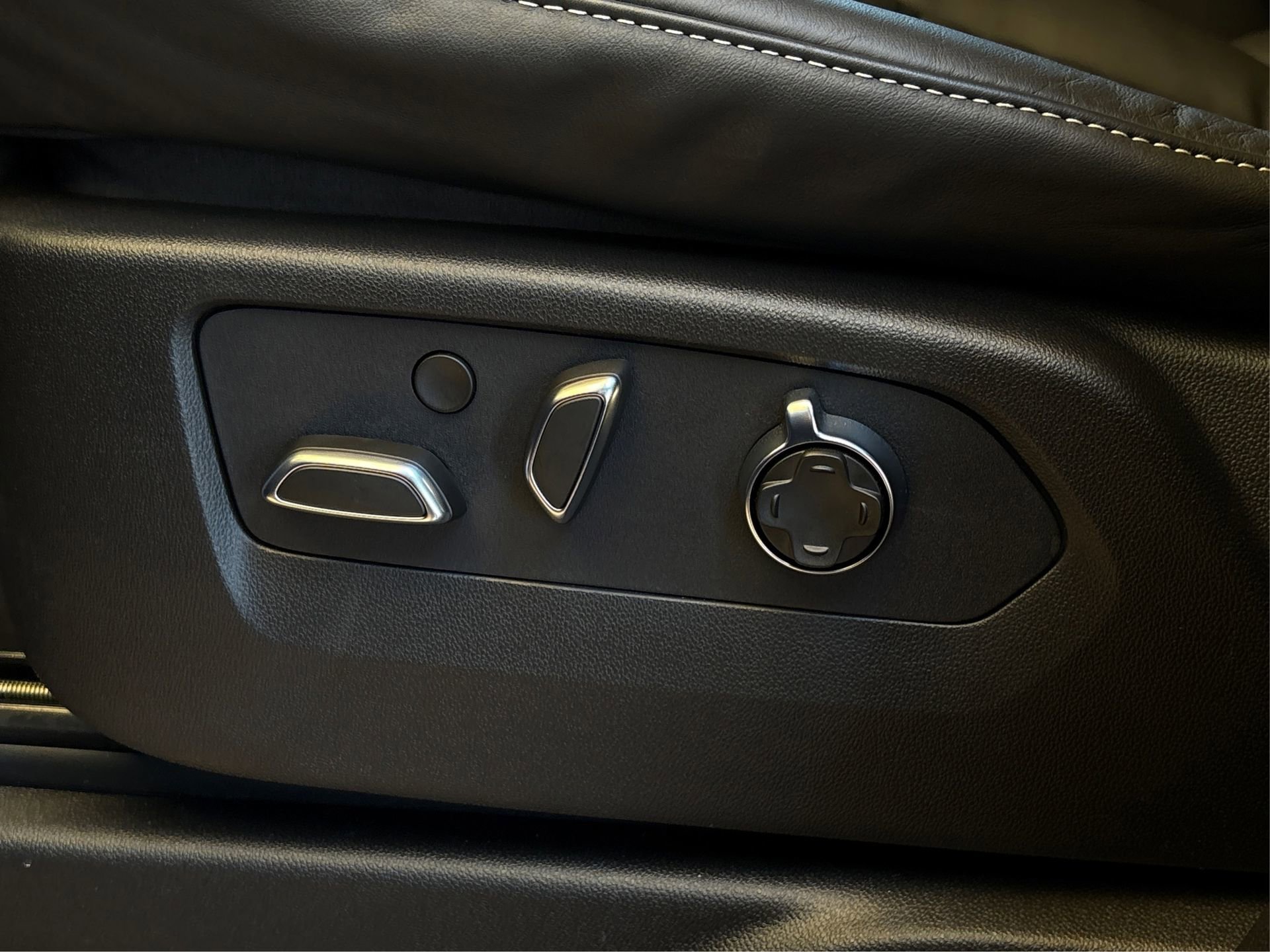 Used 2026 Cadillac Escalade Platinum Sport w/ LPO, ONYX Package image 33