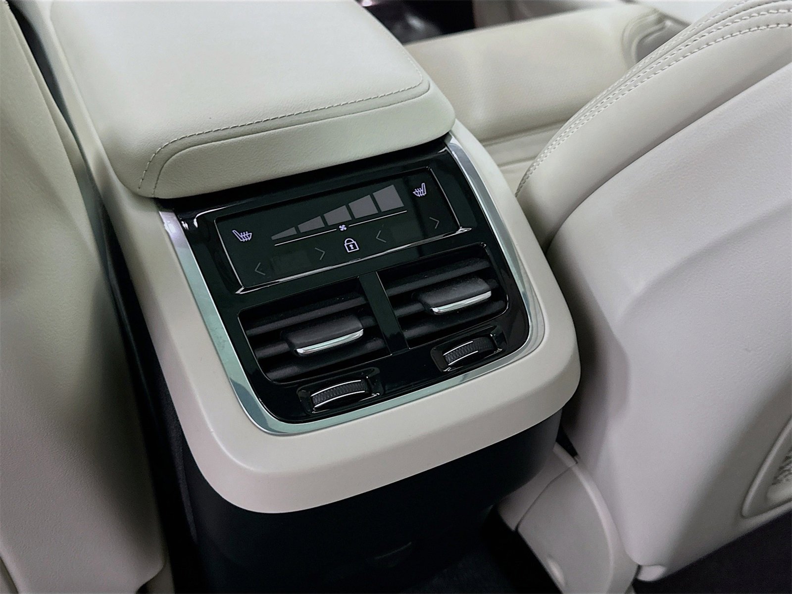 Used 2023 Volvo XC60 B6 Ultimate w/ Protection Package Premier image 26