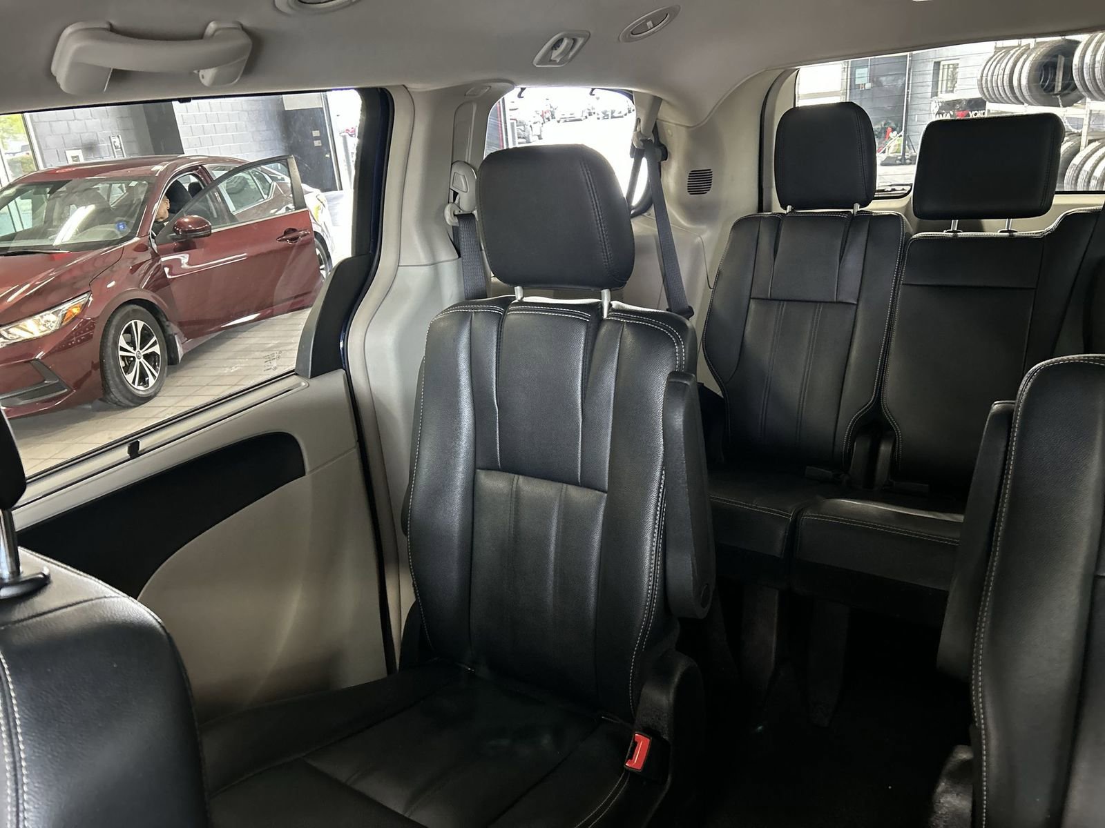 Used 2016 Chrysler Town & Country Touring w/ Driver Convenience Group FWD image 4