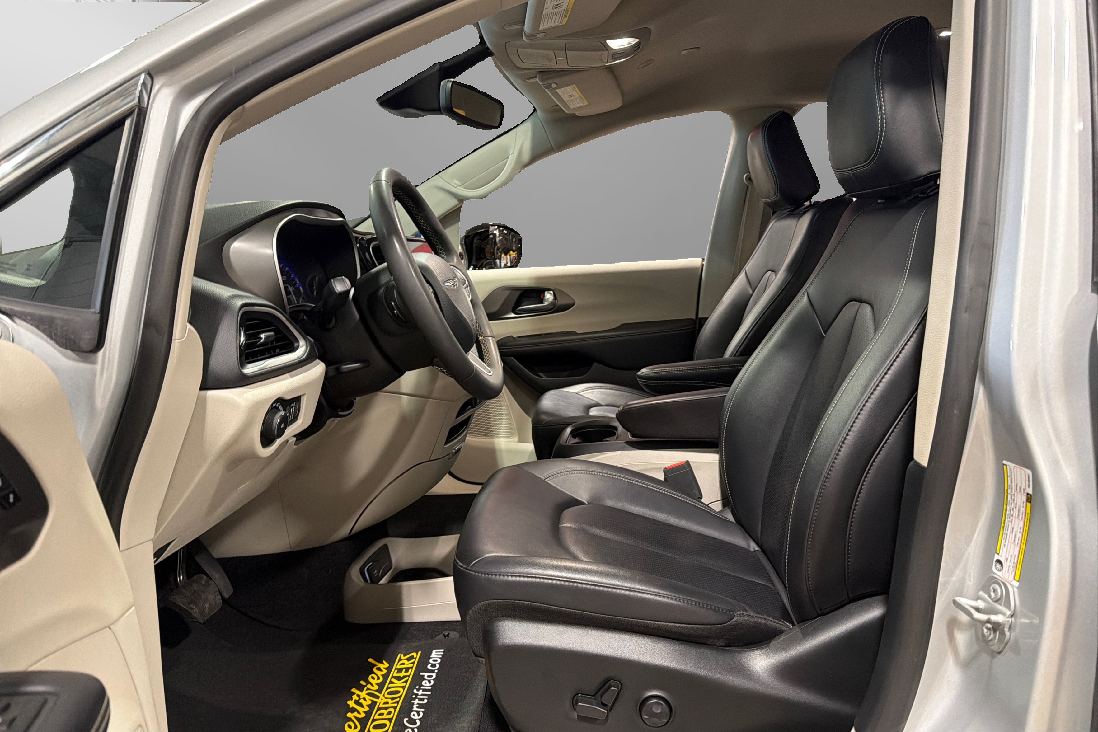 Used 2024 Chrysler Pacifica Touring-L FWD image 18
