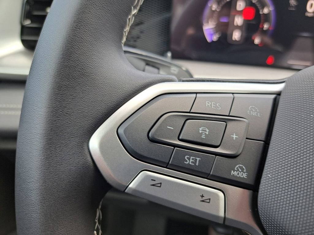 New 2025 Volkswagen Tiguan SE image 14