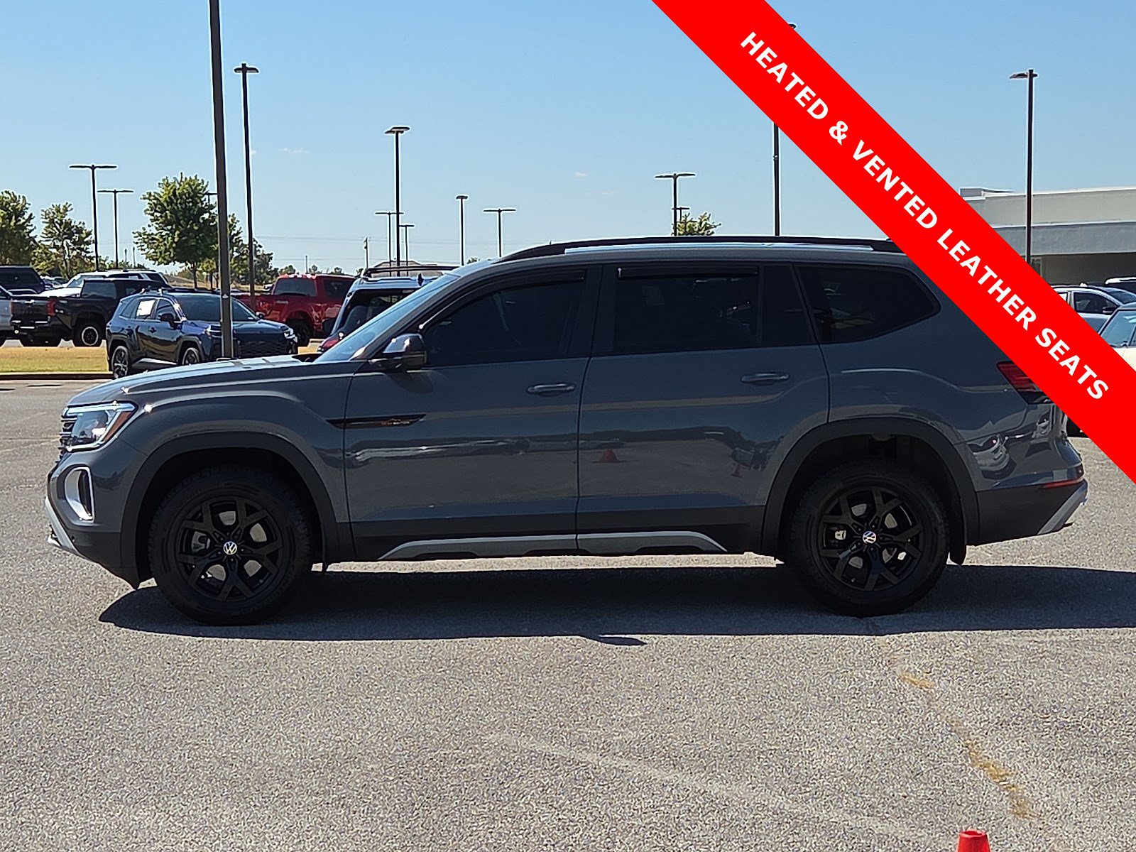 Used 2025 Volkswagen Atlas Peak Edition SE AWD/4WD image 3