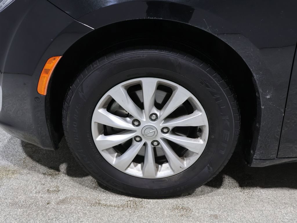 Used 2019 Chrysler Pacifica Touring-L w/ Advanced Safetytec Group image 9
