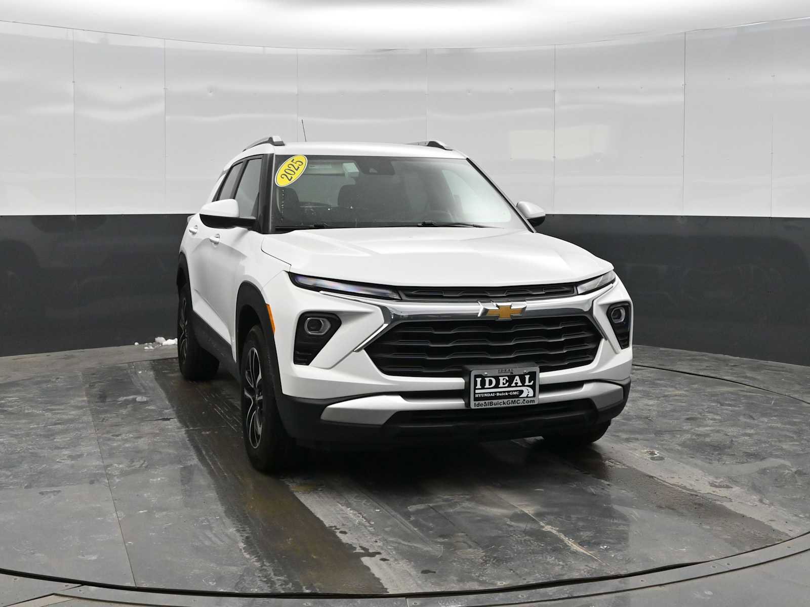 Used 2025 Chevrolet TrailBlazer LT image 2