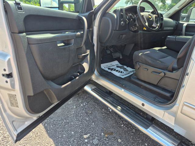 Used 2010 Chevrolet Silverado 2500 LT w/ Interior Plus Package AWD/4WD image 9