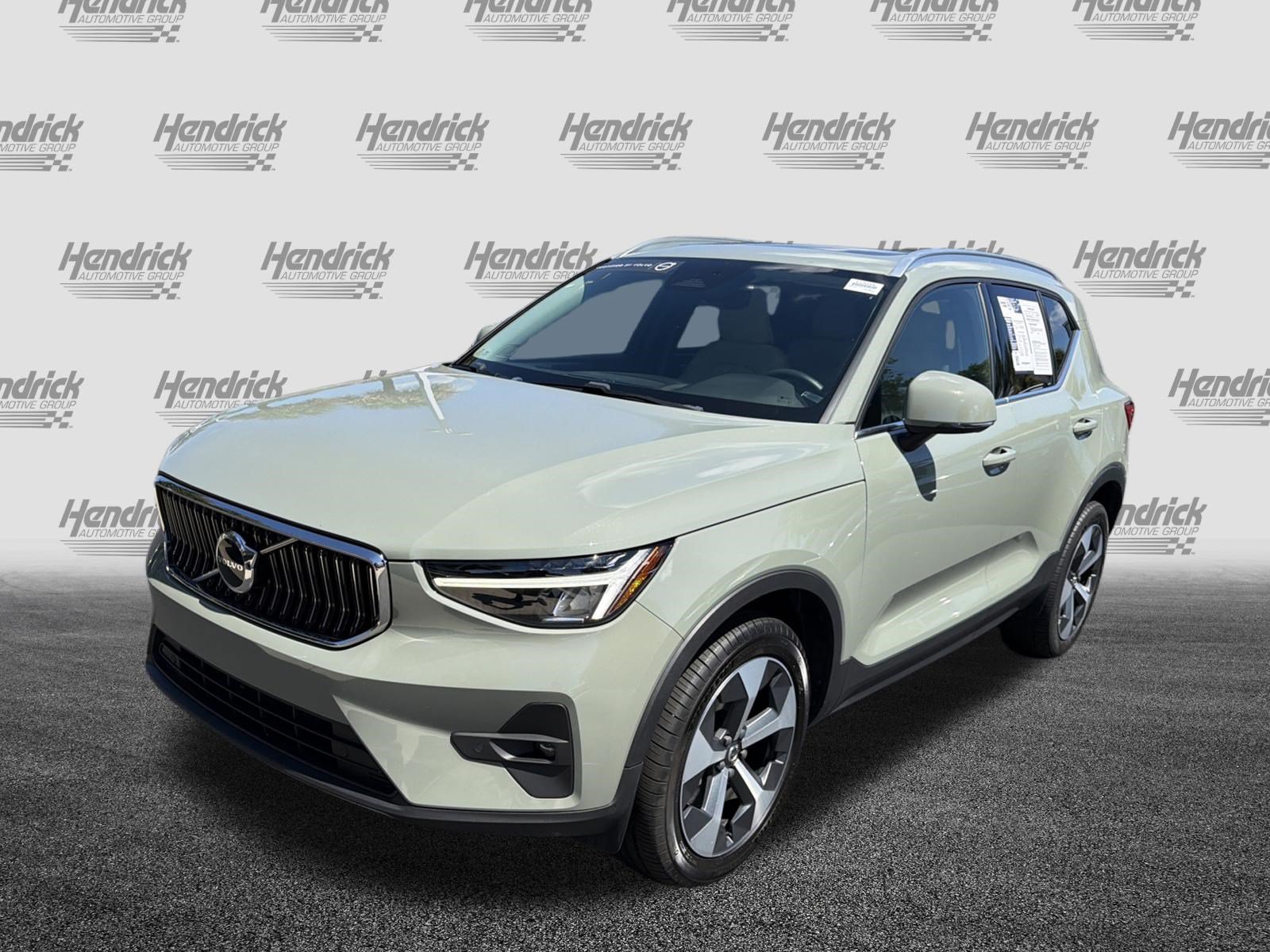 Certified 2023 Volvo XC40 B5 Plus AWD/4WD image 5