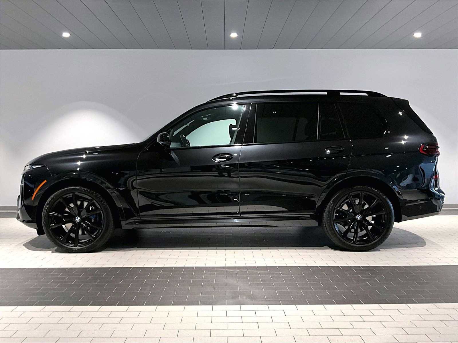 Used 2024 BMW X7 xDrive40i w/ M Sport Package image 2