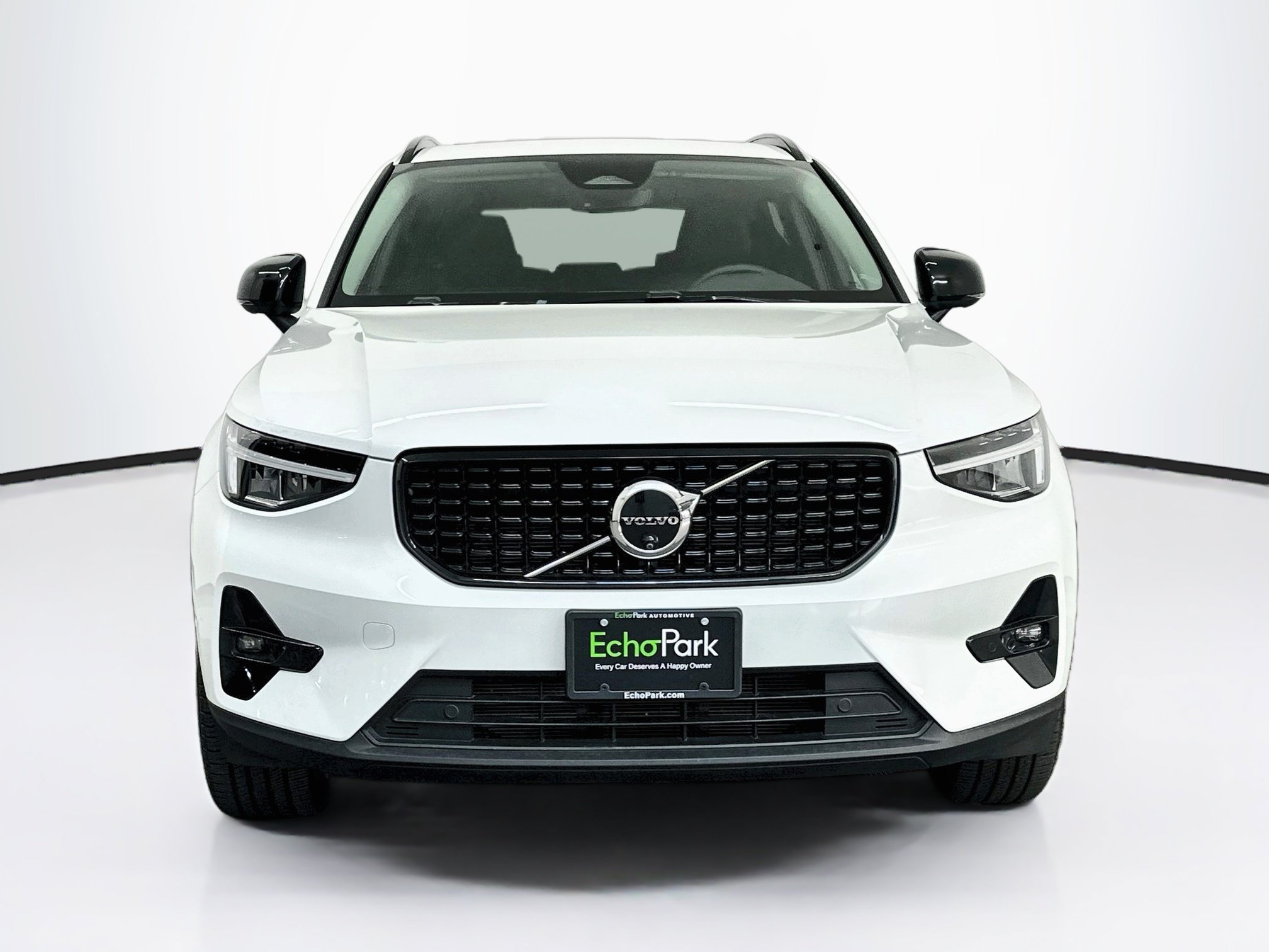 Used 2025 Volvo XC40 B5 Plus AWD/4WD image 2