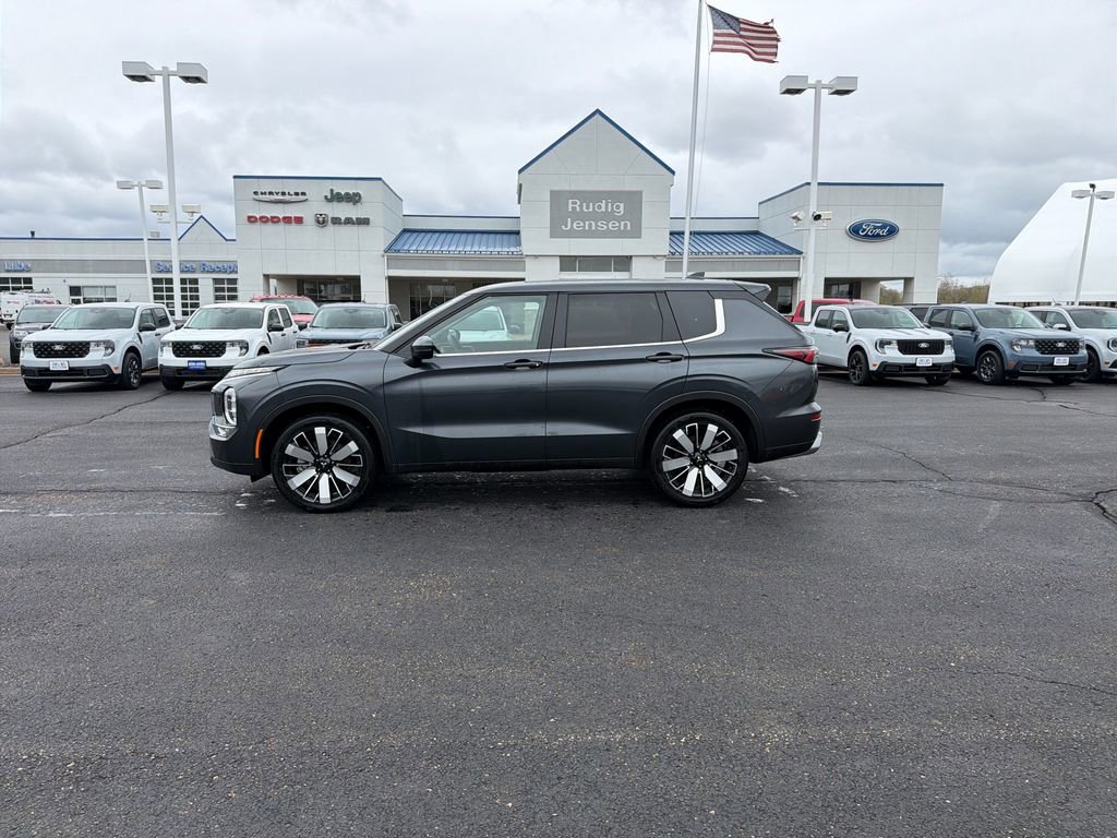 Used 2025 Mitsubishi Outlander SE AWD/4WD image 2