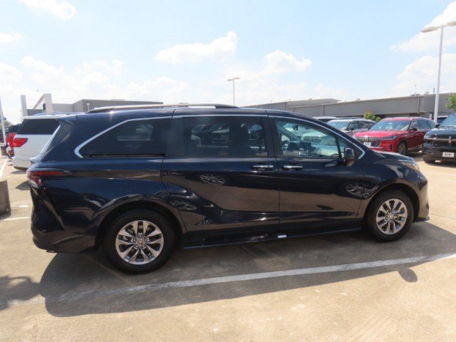 Used 2025 Toyota Sienna XLE FWD image 8