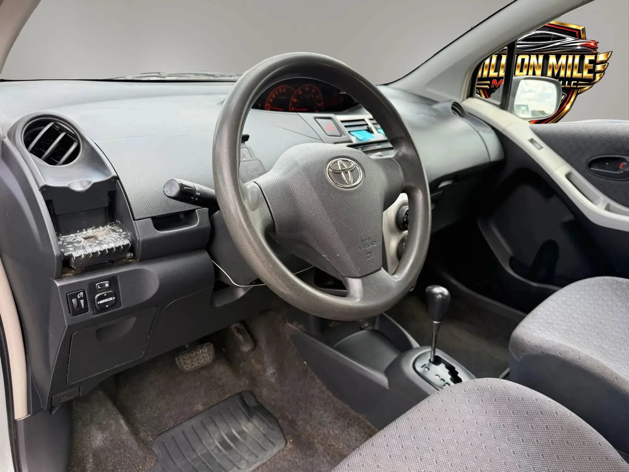 Used 2009 Toyota Yaris 2-Door Hatchback FWD image 17