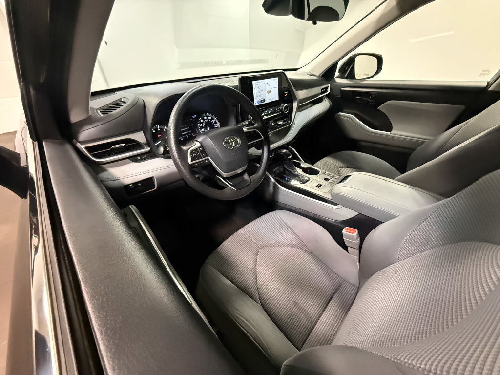 Used 2023 Toyota Highlander L FWD image 2
