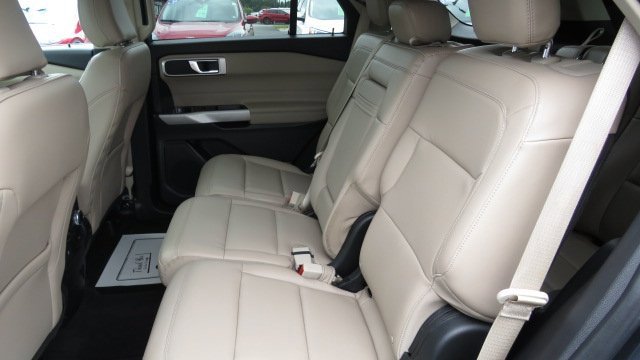 Certified 2022 Ford Explorer XLT w/ Equipment Group 202A image 6