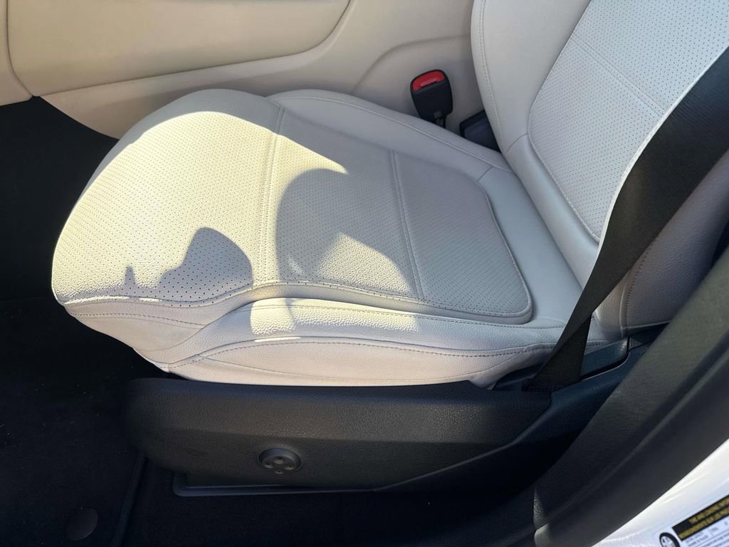 Used 2025 Mercedes-Benz GLC 350e 4MATIC image 17