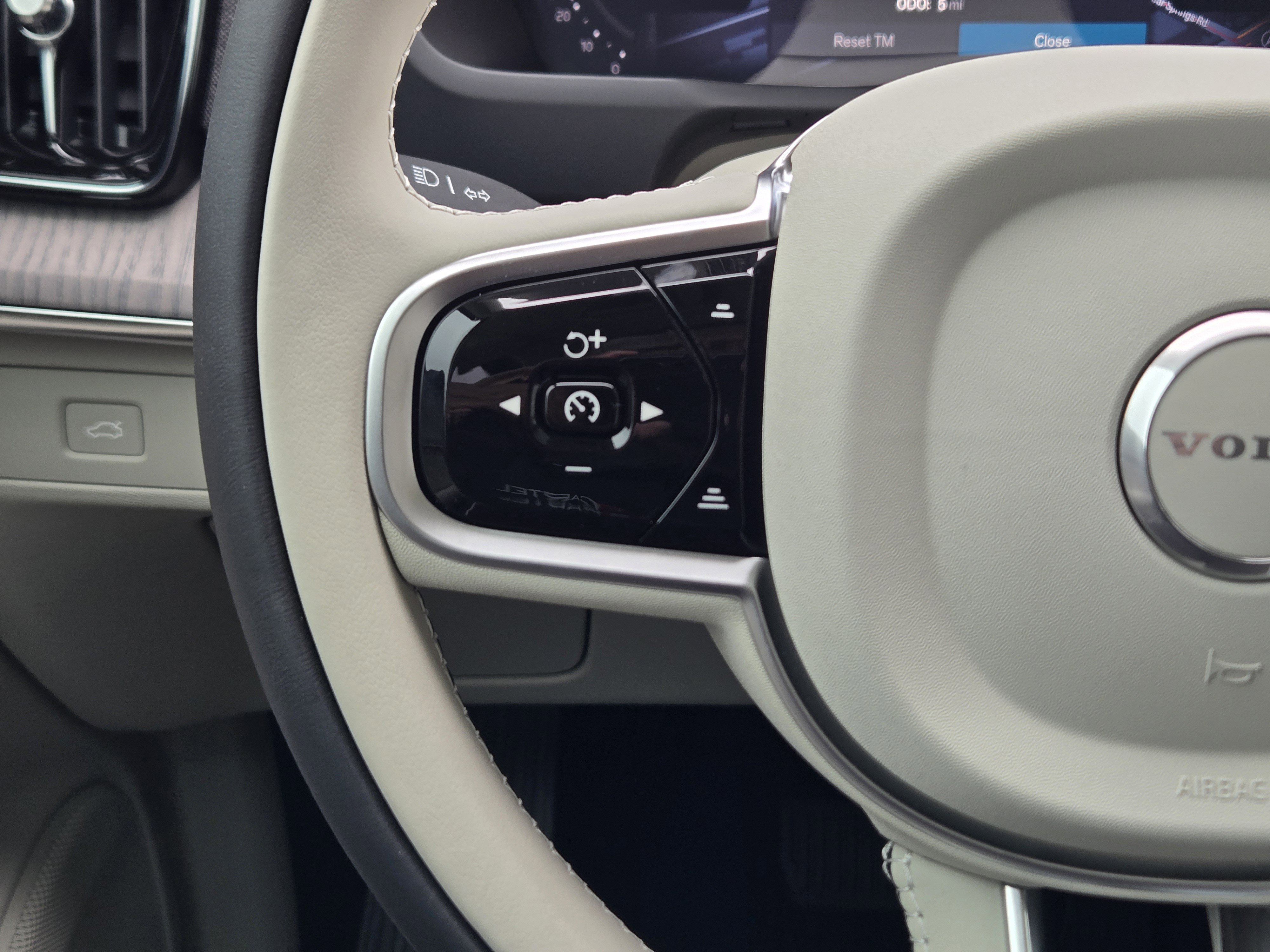 New 2026 Volvo XC90 B6 Ultra w/ Protection Package image 29