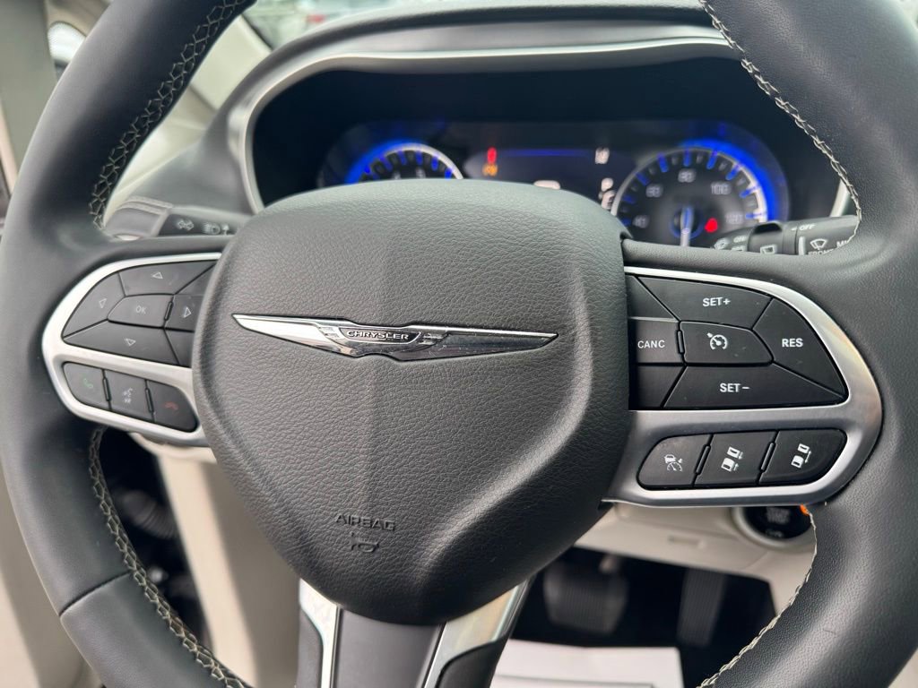 Used 2022 Chrysler Pacifica Touring-L image 31
